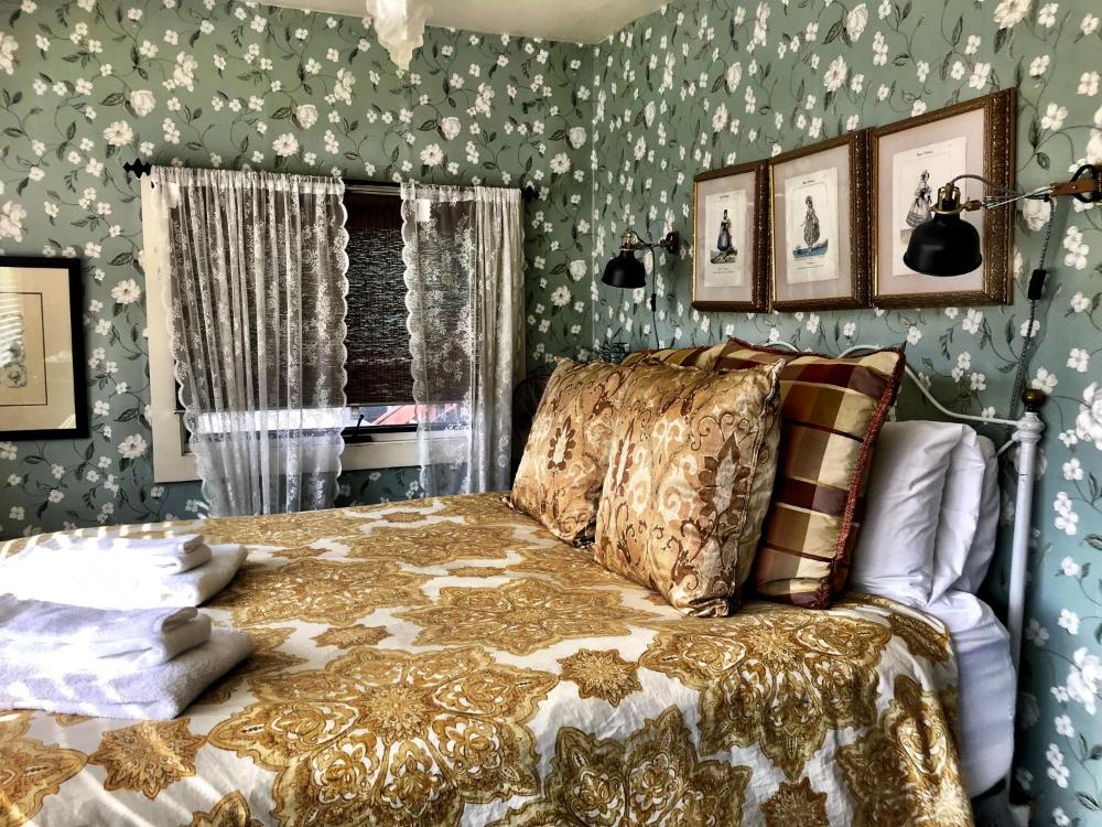 Standard Double Room with Shared Bathroom interior