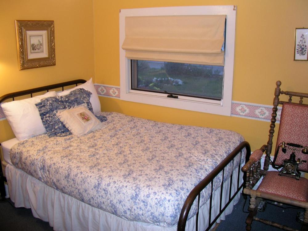 Queen Room with Garden View interior